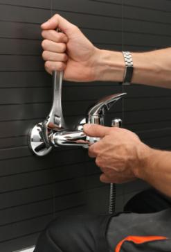 Antelope plumber installs a bathtub spigot